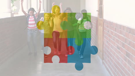 animación de rompecabezas coloridos sobre diversos niños corriendo