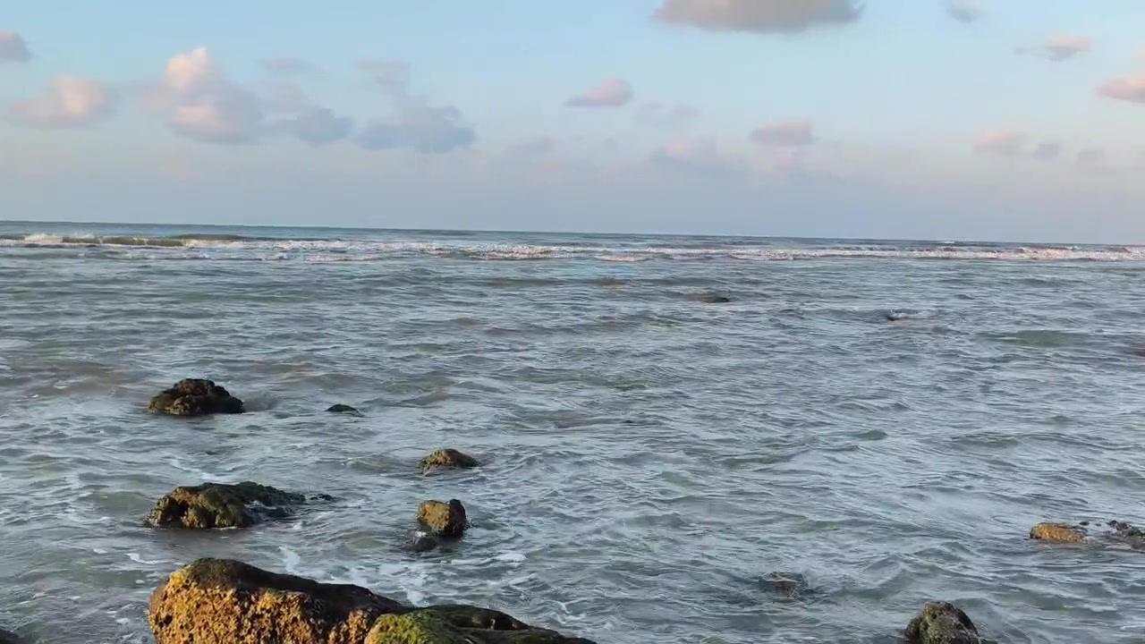 Onde leggere che si infrangono su un litorale roccioso al tramonto