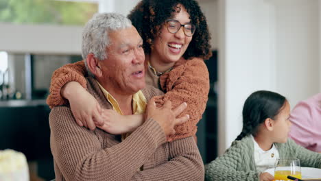 Frau,-Umarmt-älteren-Vater-Und-Esstisch-In-Der-Familie