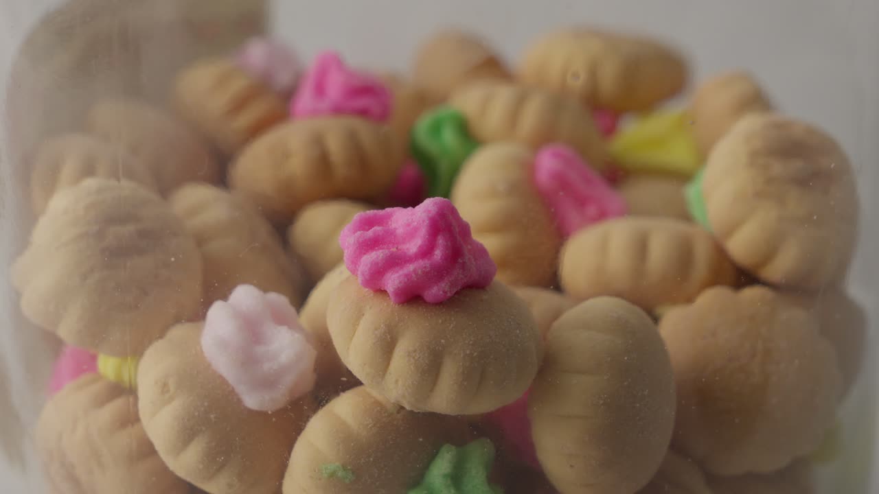 유리 항아리 안의 간식 비스, 장미 얼음 보석 - kue kembang gula