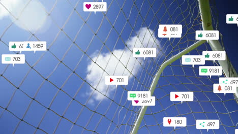 animación de números, iconos en barras de notificación, primer plano de una pelota de fútbol golpeando la red contra el cielo