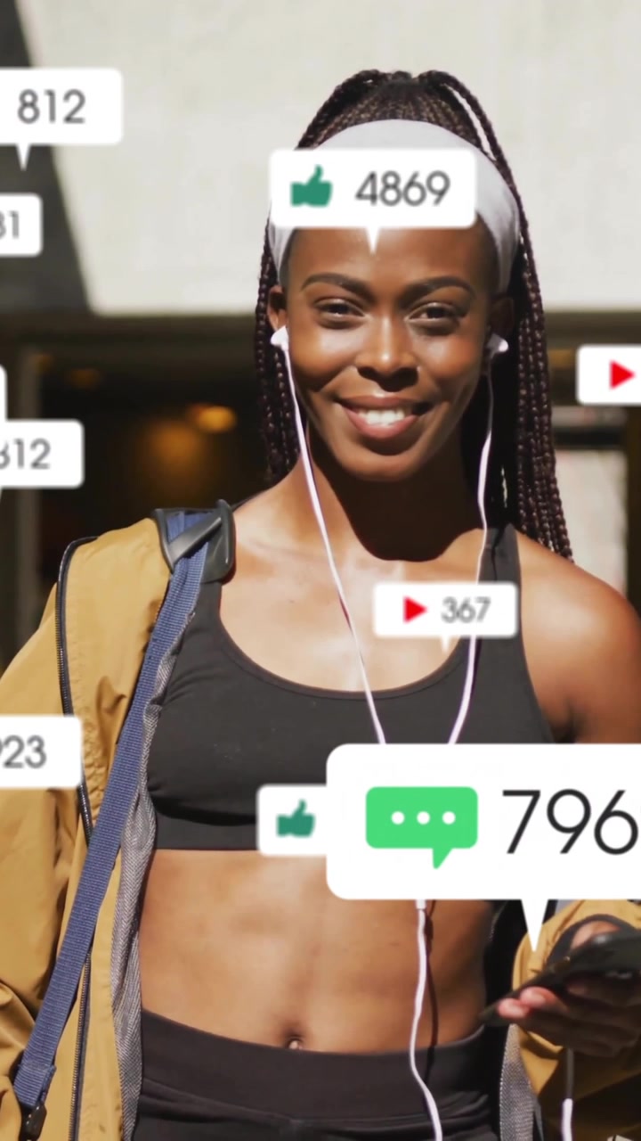 Kvinde går udendørs og bruger animation med flydende notifikationer fra sociale medier.