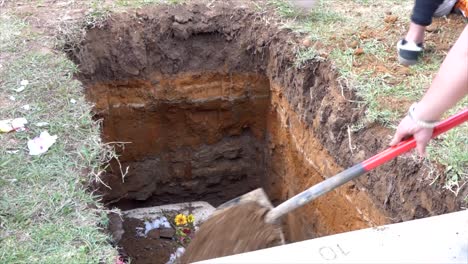 primer plano de un ataúd funerario o ataúd en un coche fúnebre o capilla o entierro en el cementerio