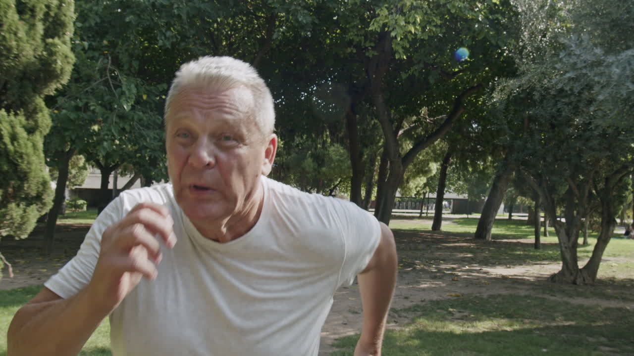 Free stock video - An old man is running
