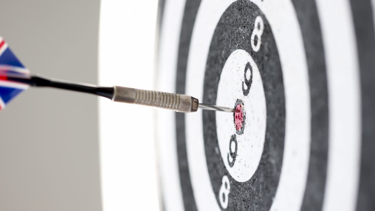 dardo golpeando el objetivo en el tablero de dardos