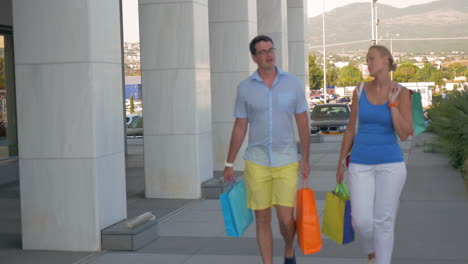 una pareja joven caminando por la calle de tesalónica, grecia.
