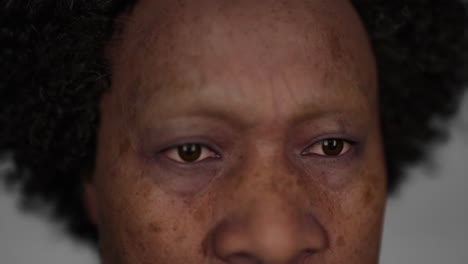 portret van een oude maori man in het donker