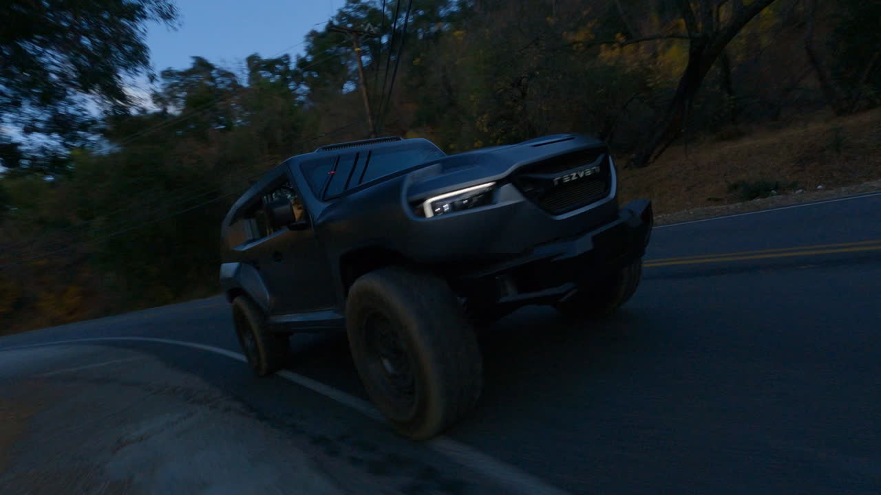 fpv drone vista de coche negro conduciendo rápido en la carretera por la noche