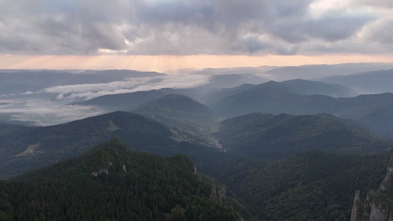 해가 지는 아름다운 산악 풍경