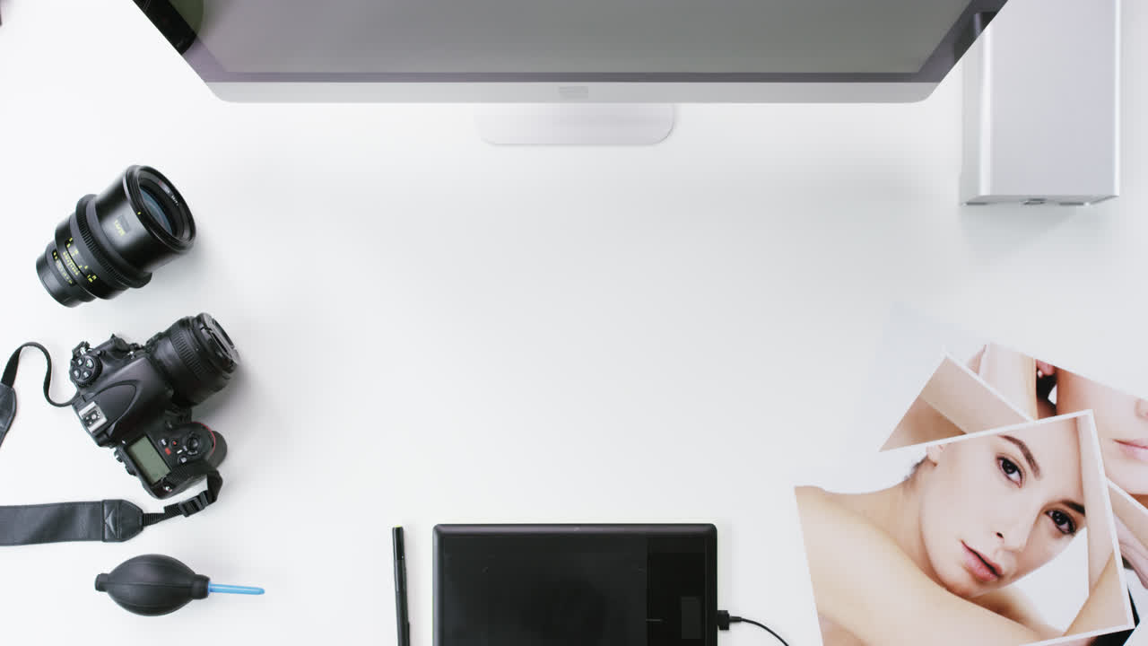 vista superior fotógrafo diseñador gráfico manos trabajando en el escritorio desde arriba - dragón épico rojo