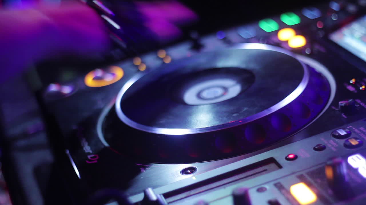 DJ mezclando música en una fiesta