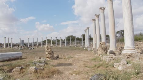 Restos-De-Columnas-De-Mármol-De-La-Ciudad-Antigua-De-Salamis,-Vista-Frontal-De-Muñecas