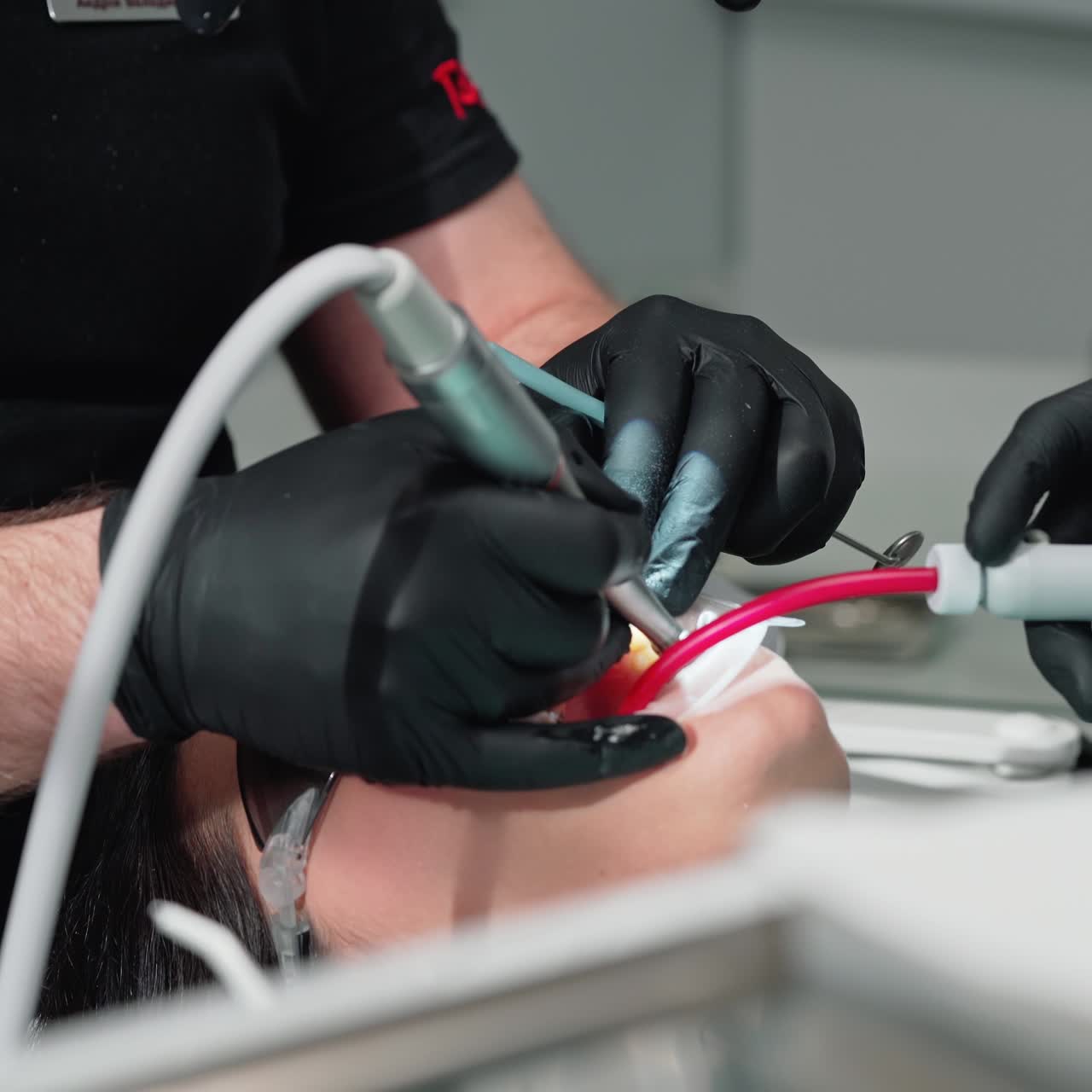 dentista usando el microscopio dental