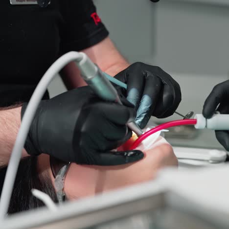 dentista usando el microscopio dental