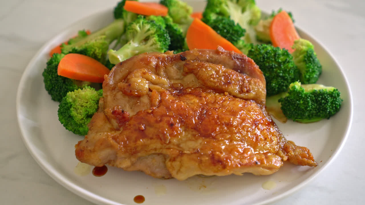 filete de pollo teriyaki con brócoli y zanahoria