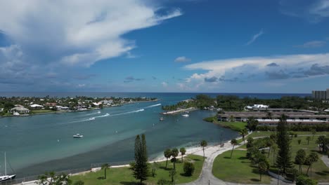 filmagem de drone aéreo voando baixo sobre o rio loxahatchee em um lindo dia na flórida