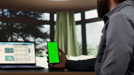 Erwachsener-Millionär-Blickt-Auf-Greenscreen-Smartphone-Display