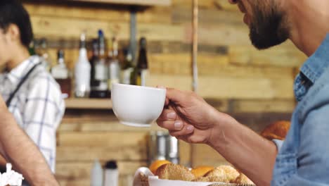 cliente masculino tomando café en el mostrador 4k