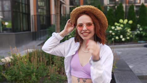 mujer sonriente en traje de verano
