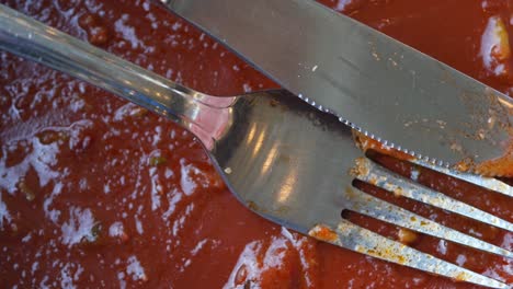 plato vacío con salsa de tomate y utensilios