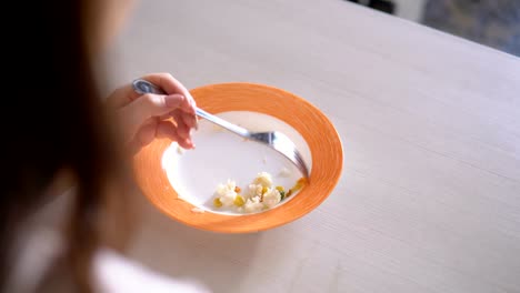 arroz con verduras en un tazón con franjas de naranja