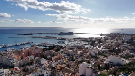 Vista-Aérea-De-Una-Increíble-Vivienda-Y-Paisaje-Urbano-De-Palma-De-Mallorca,-España.