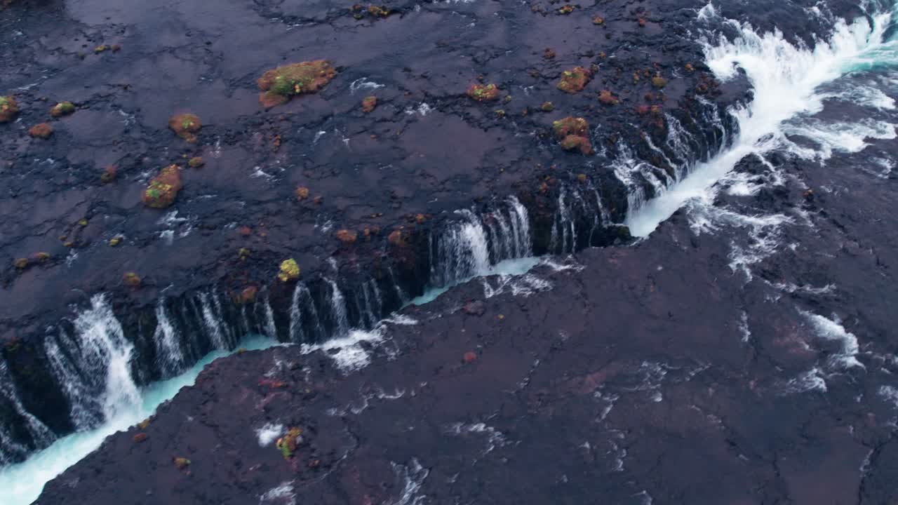aerial: bruarfoss cascada de agua fuera del círculo dorado en el sur de islandia que es muy pintoresco con la hermosa cascada azul de caídas en la piscina de inmersión debajo