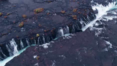 Aérea:-Cascada-De-Bruarfoss-En-El-Círculo-Dorado-En-El-Sur-De-Islandia,-Que-Es-Muy-Pintoresca-Con-La-Hermosa-Cascada-Azul-Que-Cae-En-La-Piscina-De-Abajo.