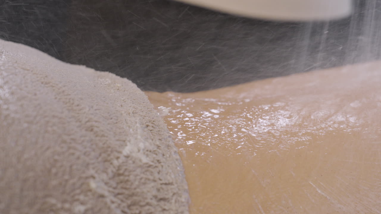 tratamiento de agua de espalda femenina spa cuidado de la piel, masaje de ducha con chorro de agua, agua en la hermosa piel de mujer desnuda cerca de cámara lenta, agua corriendo por la ducha de piel