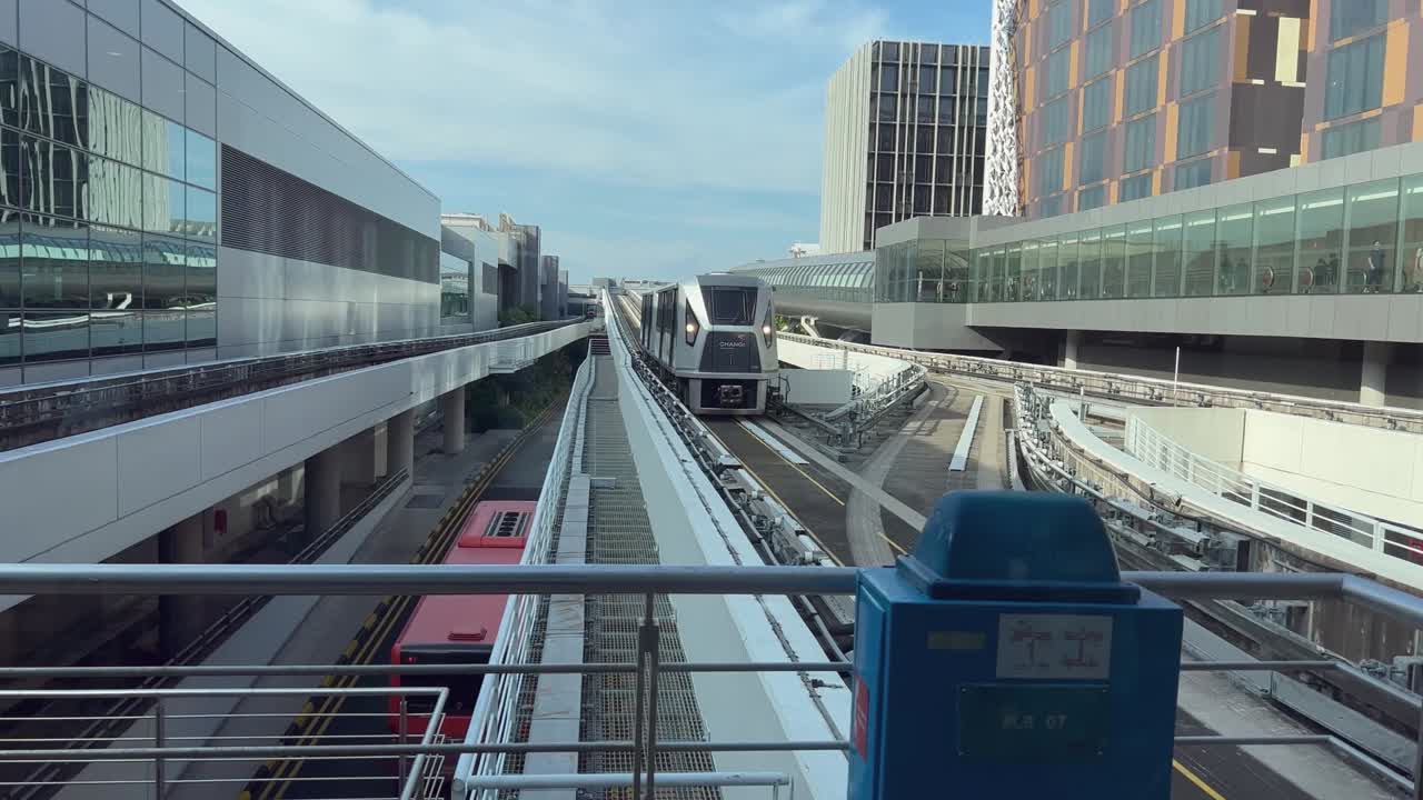 Recopilación de trenes que atraviesan paisajes urbanos y naturales