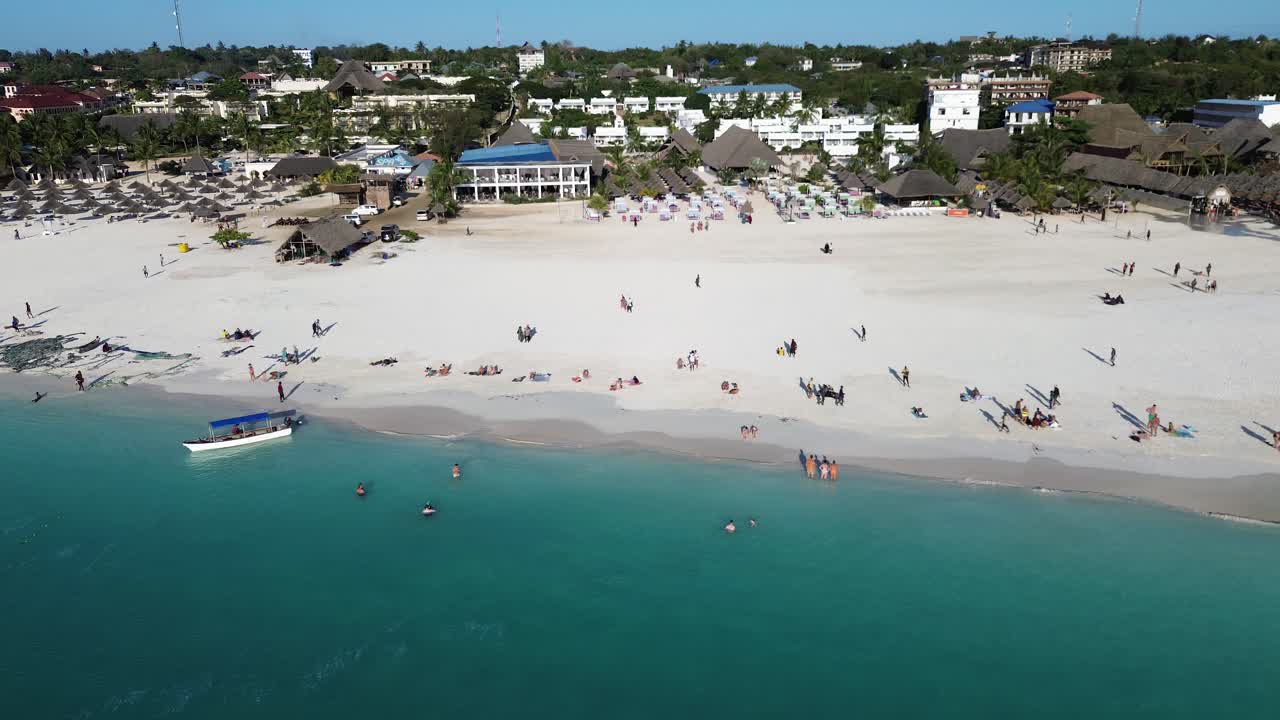 vista aérea de un balneario tropical
