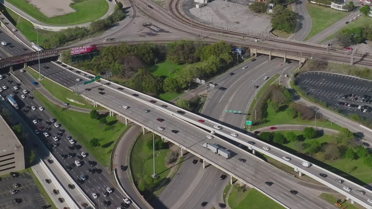 Dallas, Teksas şehir merkezindeki otoyol ve yolların gün içindeki görünümü