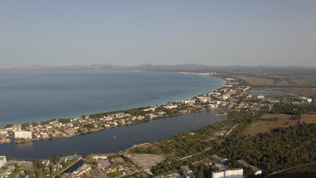 zona residencial costera de la ciudad de alcudia con bahía y casas
