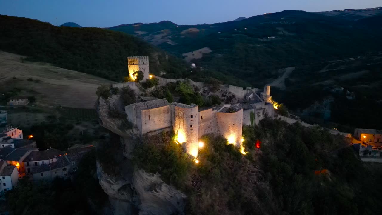 Castello roccioso medievale dall'alto, Italia