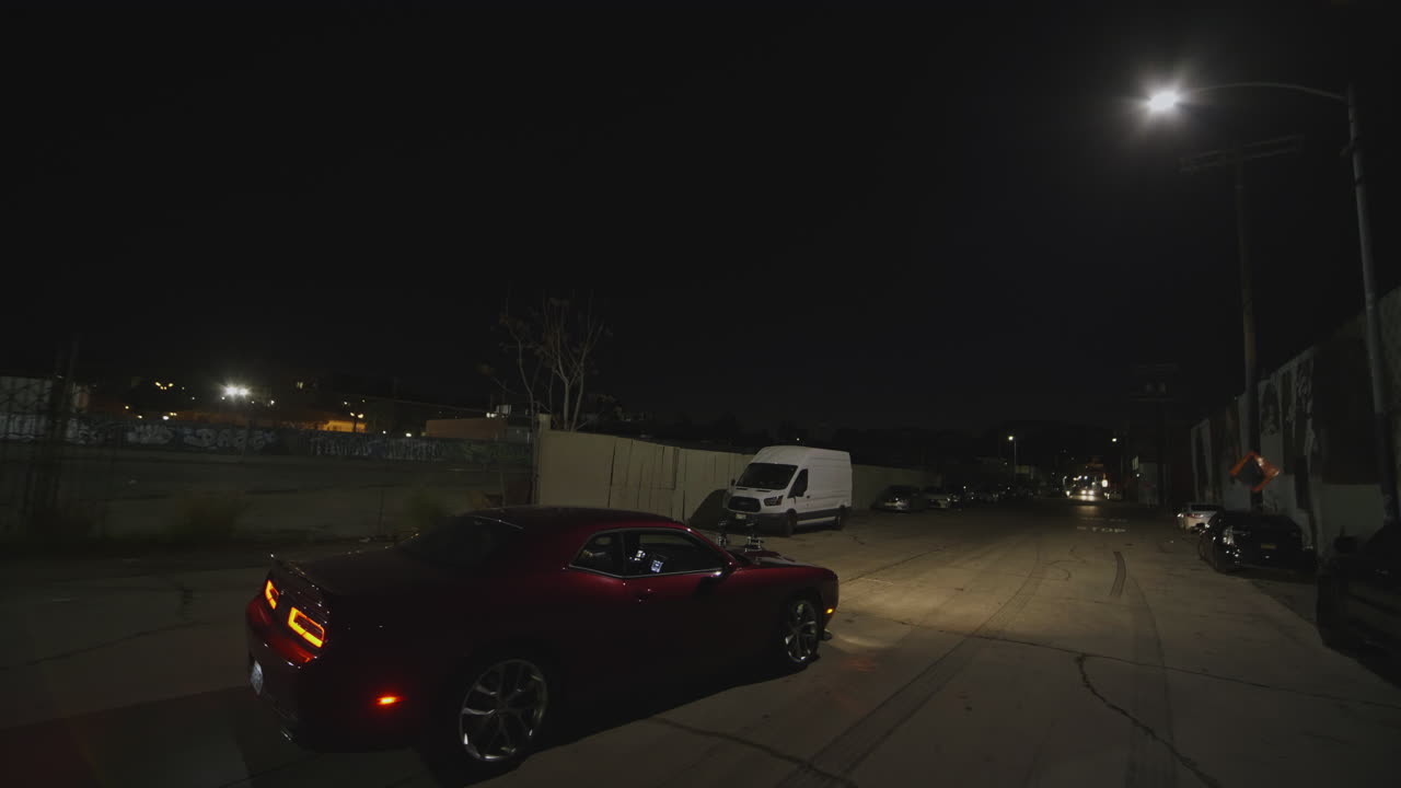 자동차는 앞에 설치된 두 대의 카메라로 거리를 녹화하는 데 사용됩니다.