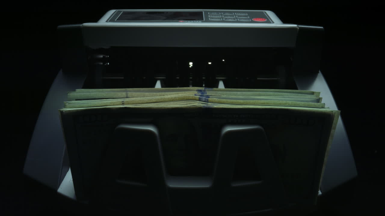 은행 자동화 된 돈 계산 장비. 은행 사무실에서 통화 교환