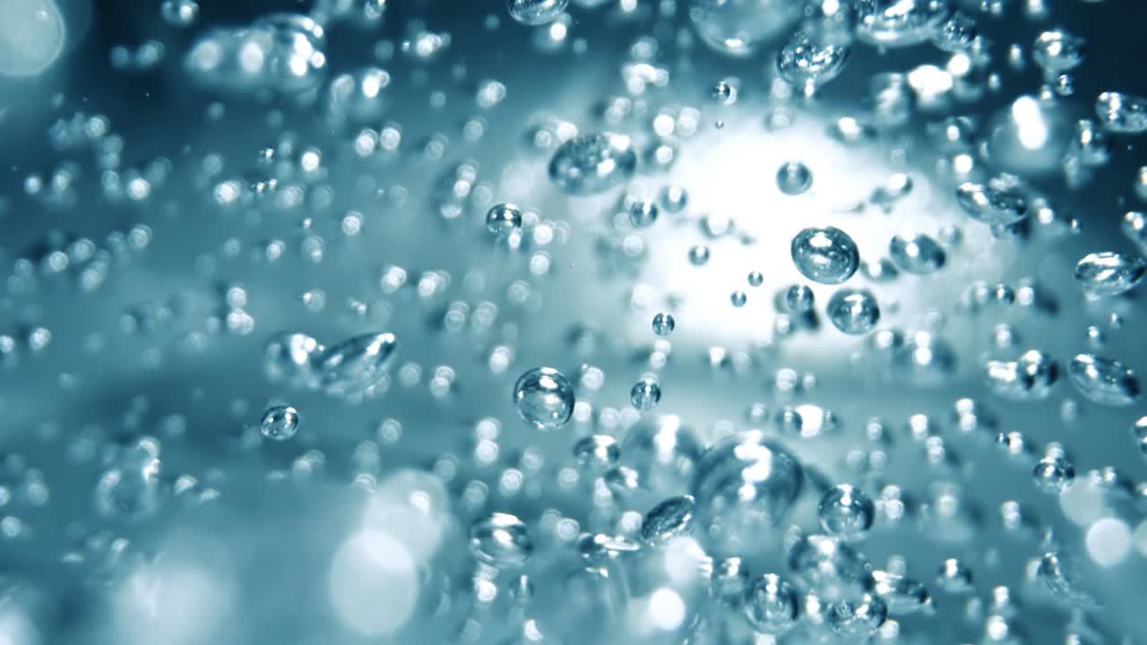 파란 물에 많은 물 거품이 가 ⁇ 게, 느린 움직임의 거품과 함께 추상적인 물 파동.