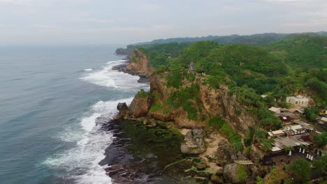 Klippen-An-Der-Südküste-Javas-Luftaufnahme-Des-Buddhistischen-Tempels-Und-Des-Ngobaran-Strandes