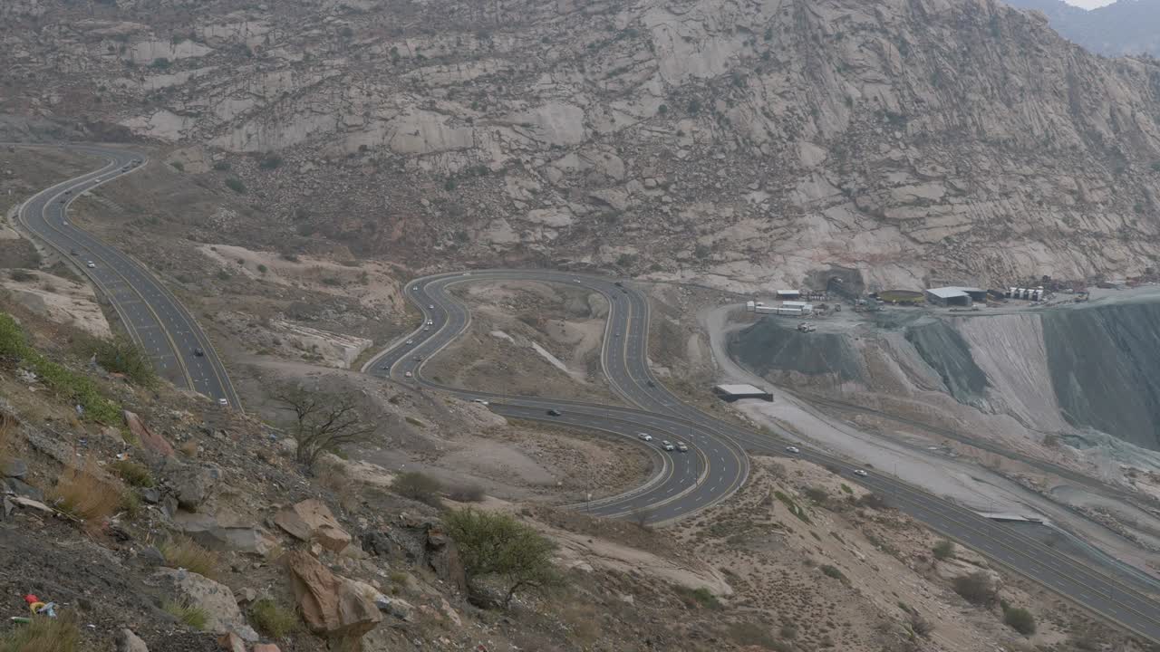 виды движения по зигзаговой дороге в аль-хаде, таифский регион саудовской аравии