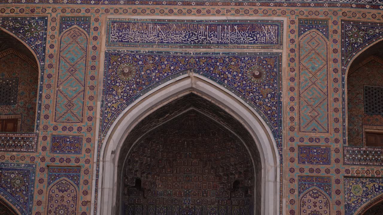 azulejos detallados y arcos en la plaza registan en samarcanda, uzbekistán a lo largo de la histórica ruta de la seda