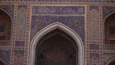 szczegółowe płytki i łuki na placu registan w samarkandzie w uzbekistanie wzdłuż historycznego jedwabnego drogi