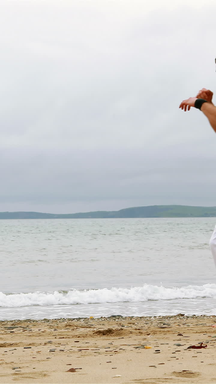 무술을 연습하는 건강한 남자