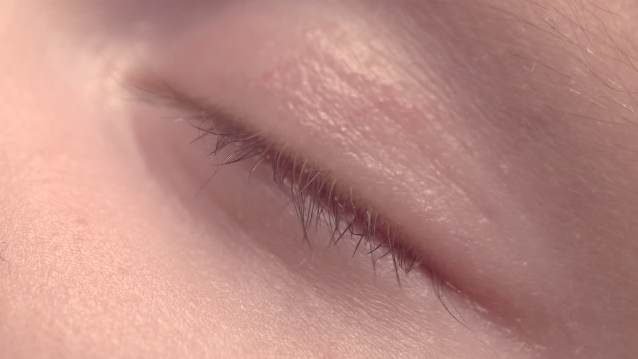 아름다운 아기 신생아가 침대에 누워 손과 발을 보여주고, 어머니는 아기를 안고 포근한 이불, 4k 60p 사과 prores422, 외부 원자 레코더-12로 그녀를 덮습니다.