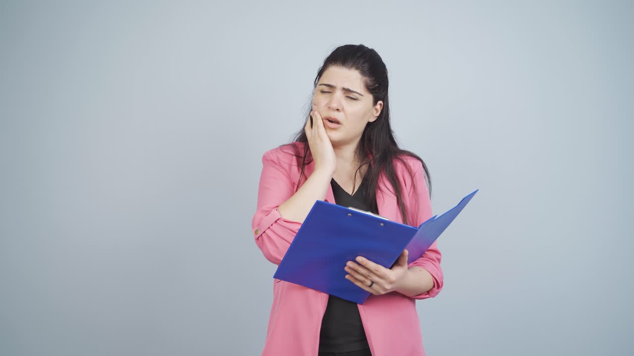 mujer de negocios que sufre de dolor de muelas.