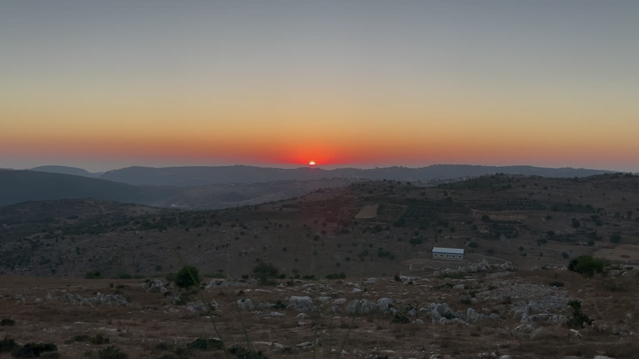 Tramonto dorato del Medio Oriente all'orizzonte