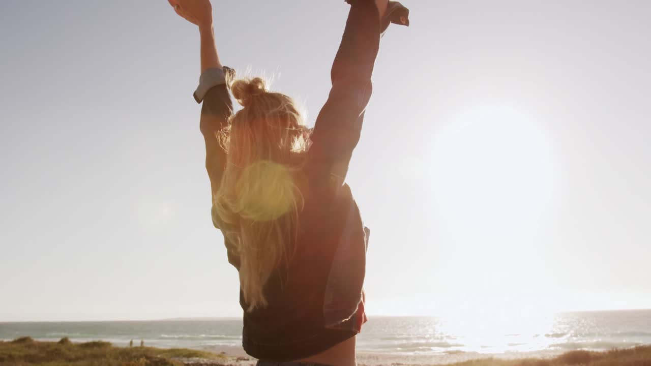 mujer disfrutando de su tiempo libre durante un viaje por carretera