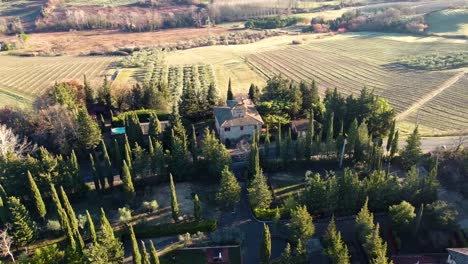 Orbitando-Alrededor-De-Una-Finca-En-Un-Paisaje-De-Cipreses-En-Toscana,-Italia