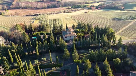 orbitando alrededor de una finca en un paisaje de cipreses en toscana, italia