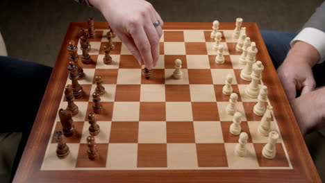 movimientos de juego de ajedrez, dos hombres comenzando el juego con vista de todo el tablero, cámara lenta