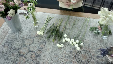 cogiendo flores perfectas para tu ramo de bodas